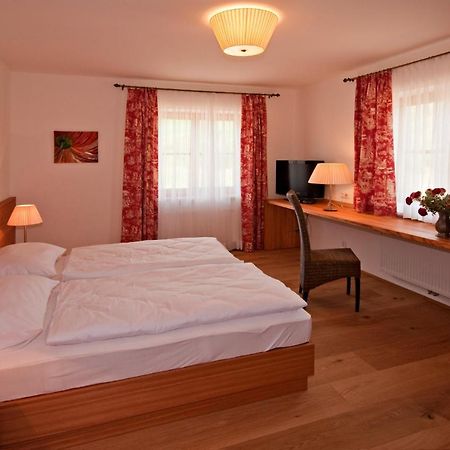 Gastehaus Schloss Bernau Hotell Fischlham Rom bilde