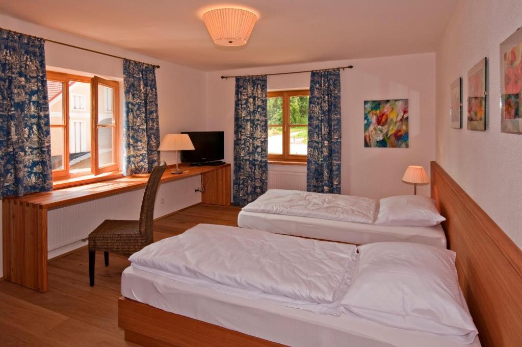 Gastehaus Schloss Bernau Hotell Fischlham Rom bilde