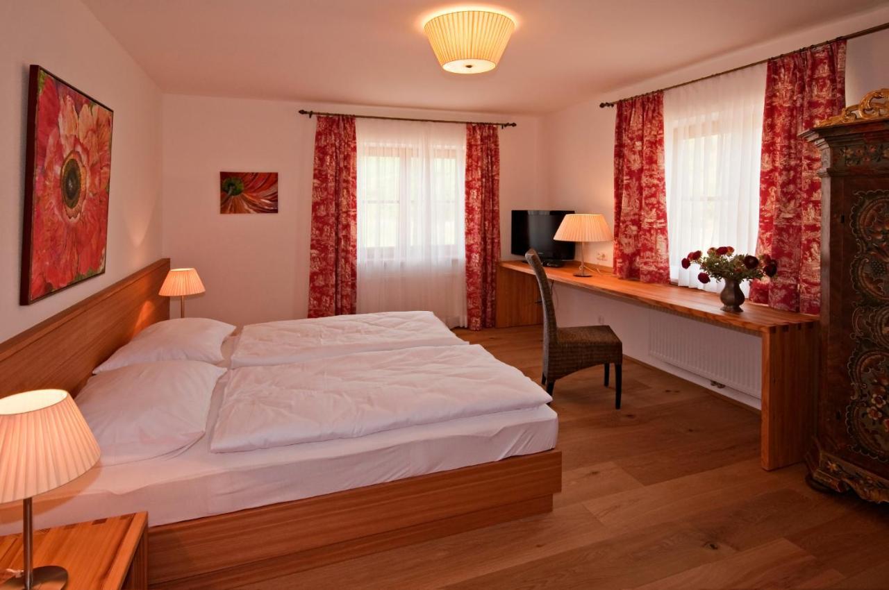 Gastehaus Schloss Bernau Hotell Fischlham Rom bilde